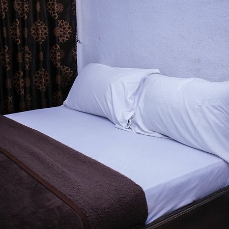 Day By Day Hotel Лаґос Екстер'єр фото